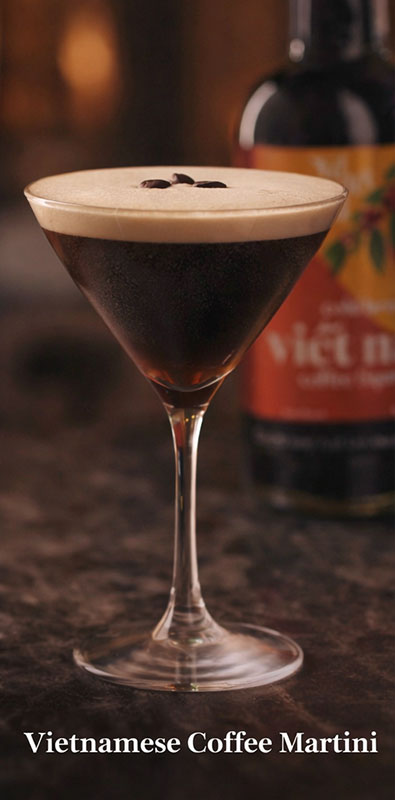 Việt Nam Coffee Martini với Cold Brew Việt Nam Coffee liqueur Về để đi