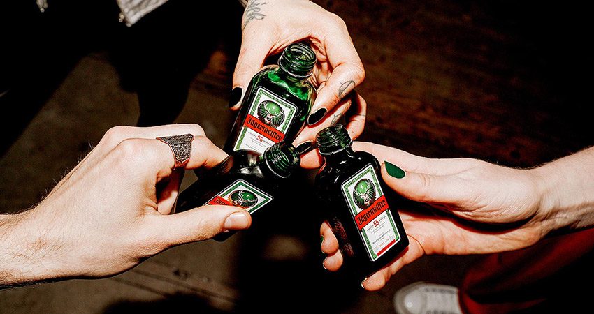 Bữa tiệc ngoài trời sẽ rôm rả hơn khi có Jagermeister mini