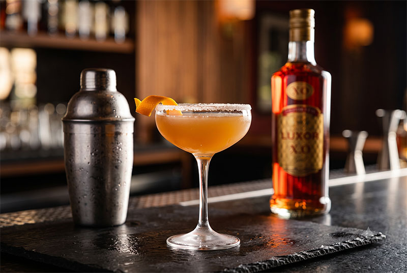 Ly cocktail Sidecar thanh lịch được pha chế từ nền rượu Brandy Luxor Napoleon X.O tại quầy bar