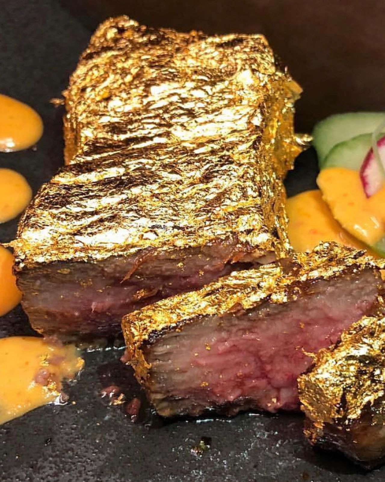 Món Steak phủ vàng lá cho thực phẩm